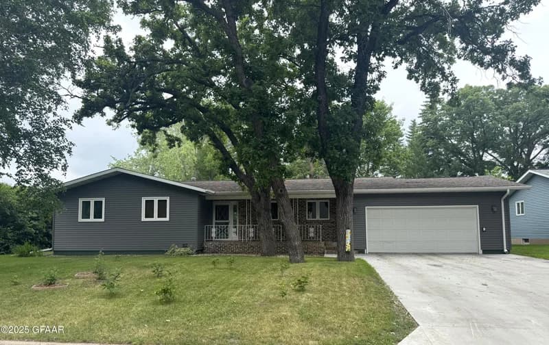 100 Oak Street E, Cavalier, ND - Image 1