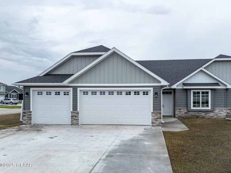 457 Cromwell Dr, Grand Forks, ND - Image 1