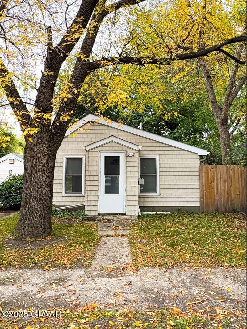 811 S 17th Street, Grand Forks, ND - Image 1