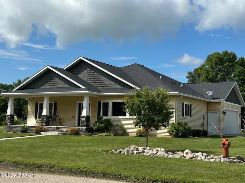 610 Parkway Lane W, Northwood, ND - Image 1